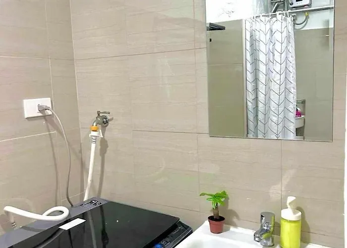 1 Bedroom At Shore 2 Near Airport With Balcony & Pool View Apartment Manila